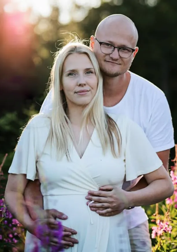Marius och Evelina i en blommande sommaräng