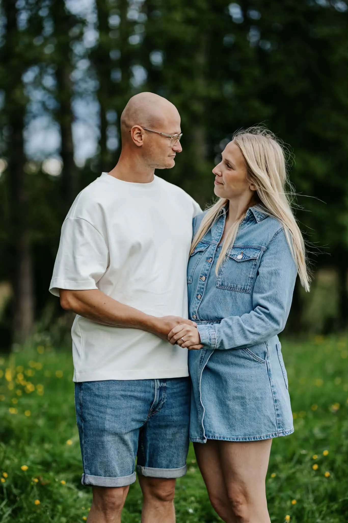 Marius och Evelina håller varandras händer på en sommaräng